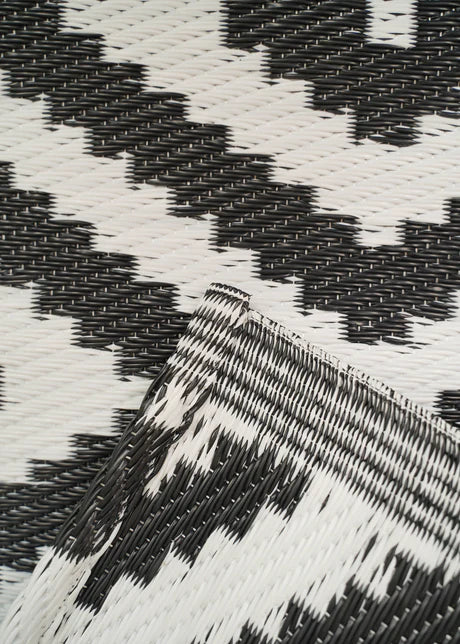 UPCYCLED WOVEN MAT BLACK AND WHITE ASSORTED