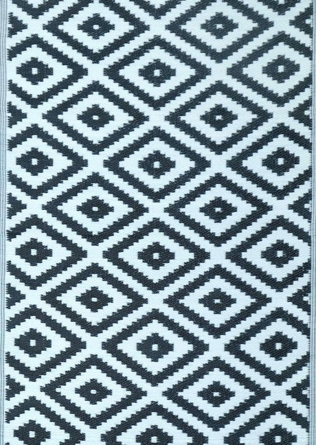 UPCYCLED WOVEN MAT BLACK AND WHITE ASSORTED