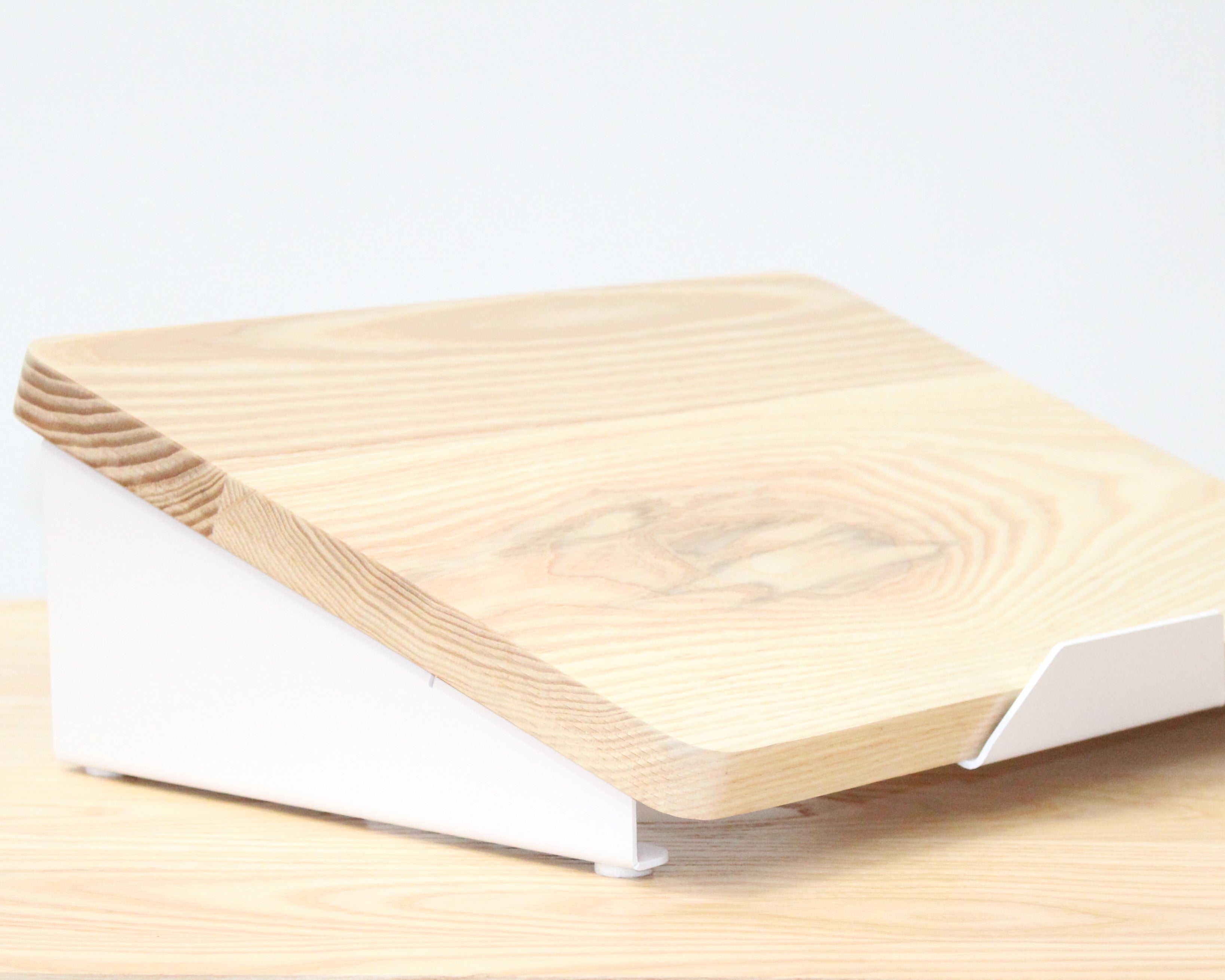 LAPTOP STAND AT 45-DEGREE ANGLE