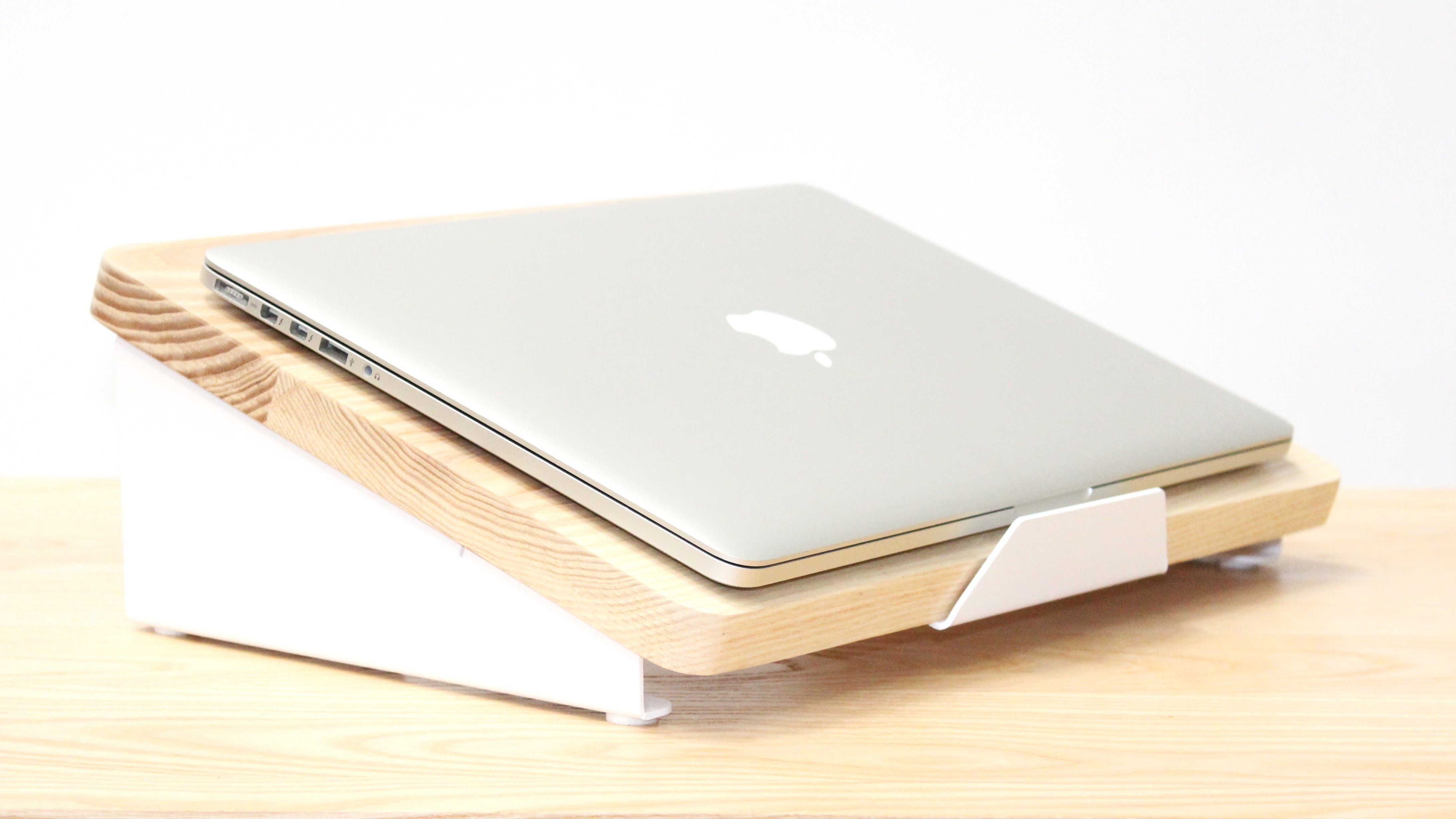 LAPTOP STAND AT 45-DEGREE ANGLE