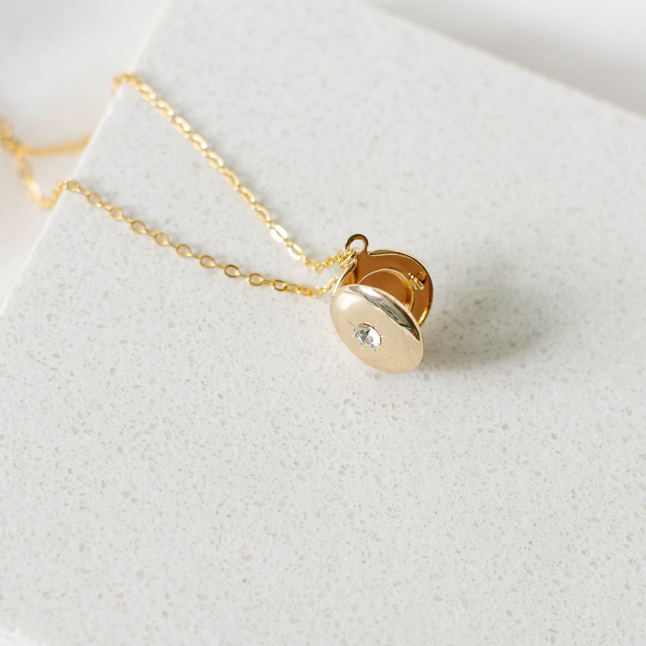 LOCKET CHAIN NECKLACE