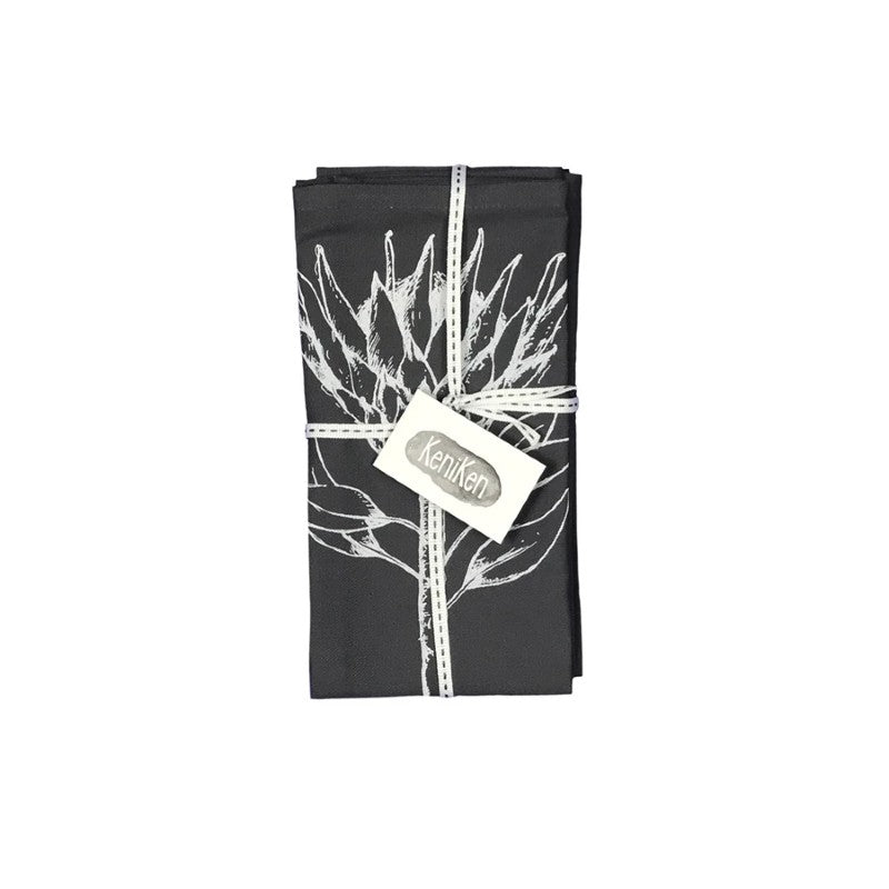 KING PROTEA WHITE ON GREY NAPKIN SET OF FOUR