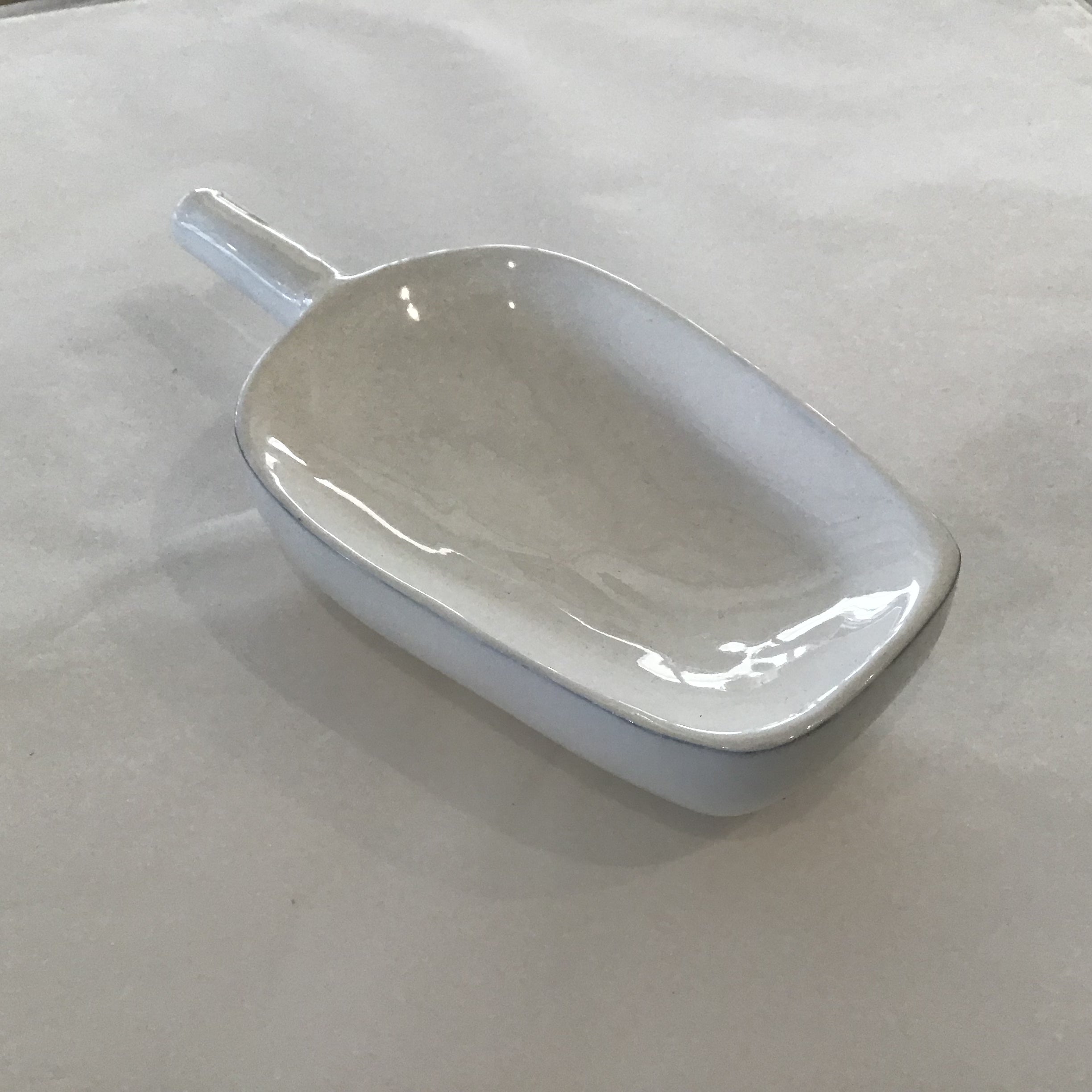 WOOD SCOOP & ENAMEL WITH HANDLE WHITE